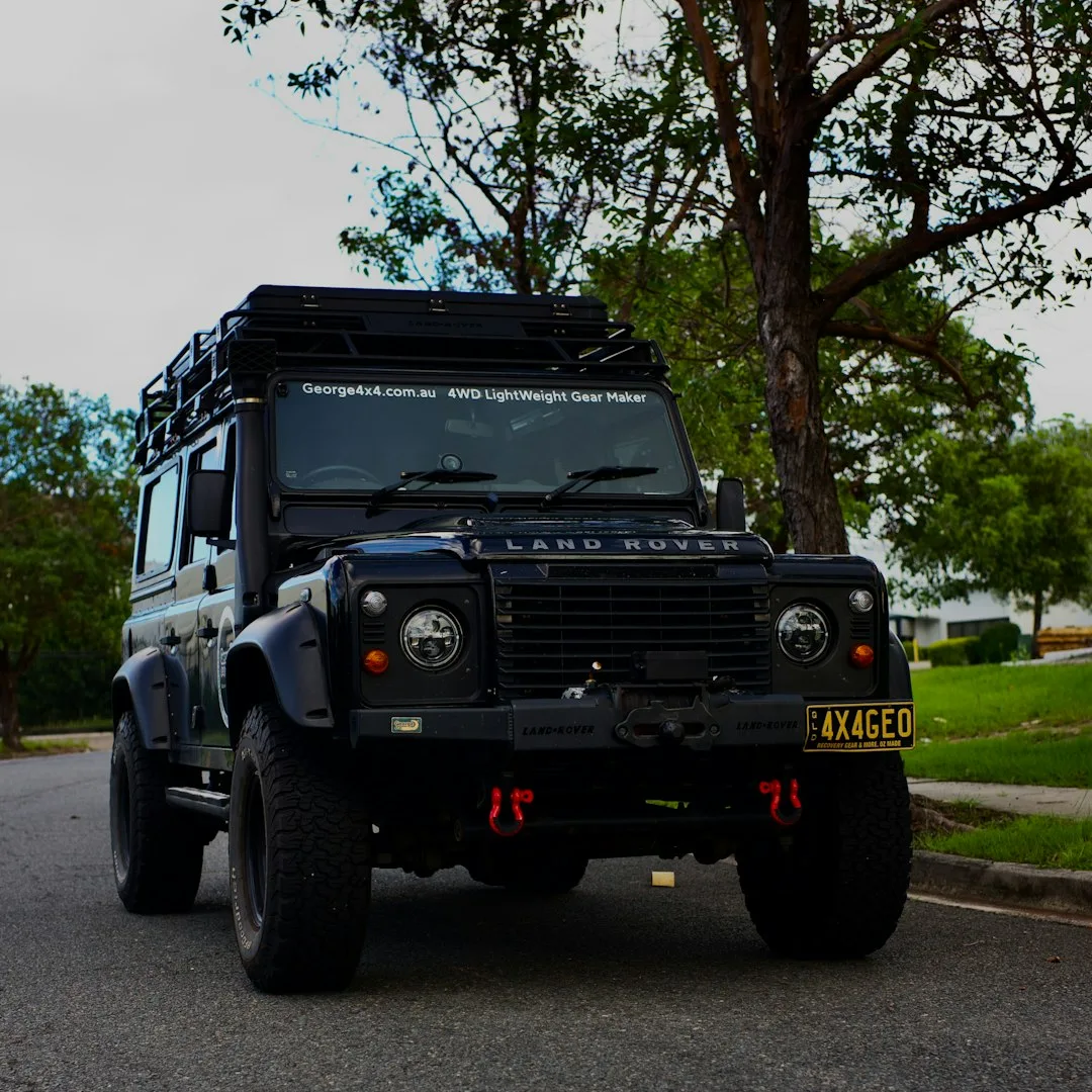 Defender 90 parkiert auf der Strasse — Seitenansicht